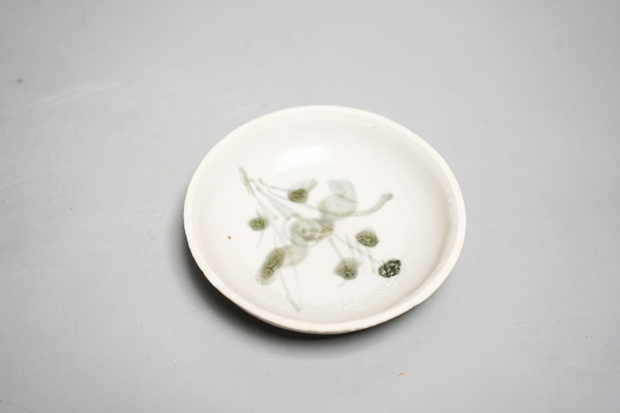 A Chinese Kangxi blue and white cup, 7cm and a Teksing cargo dish